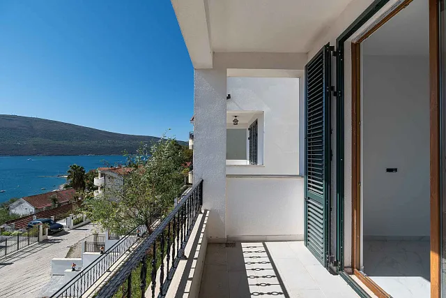 Spacious and bright apartments with panoramic sea views — photo 13